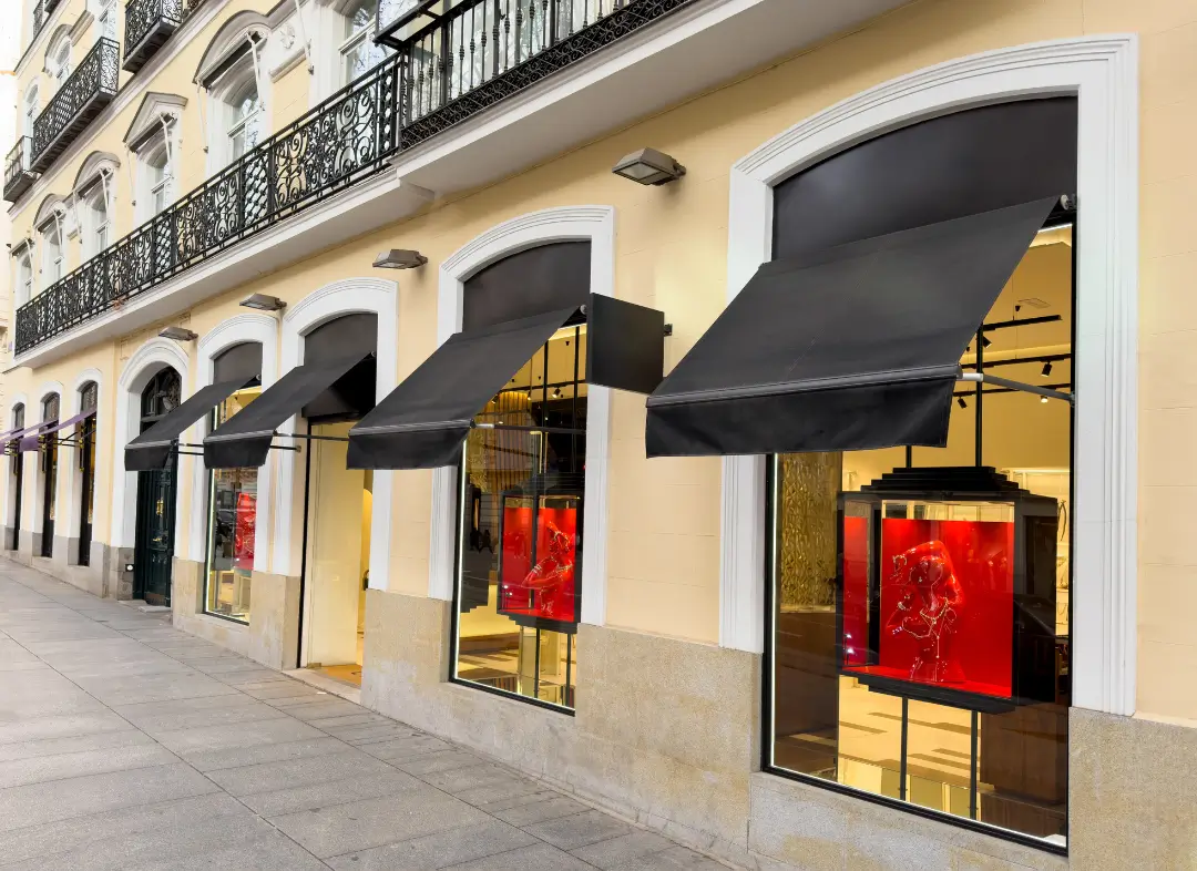 Façade vitrine de magasin en aluminium sur mesure à Oissel